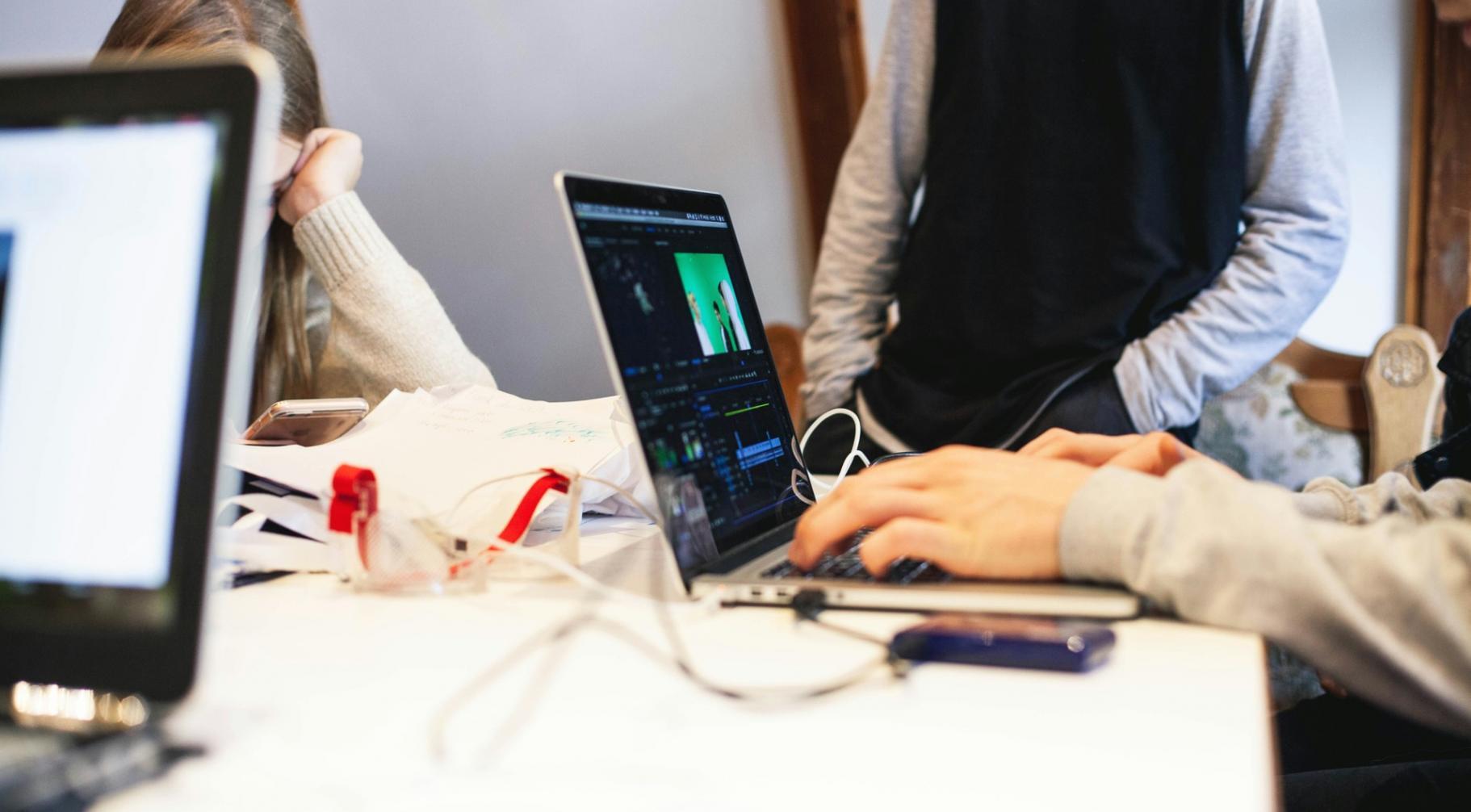 Arbeitsbereich mit Finanzanalysen und Dokumenten